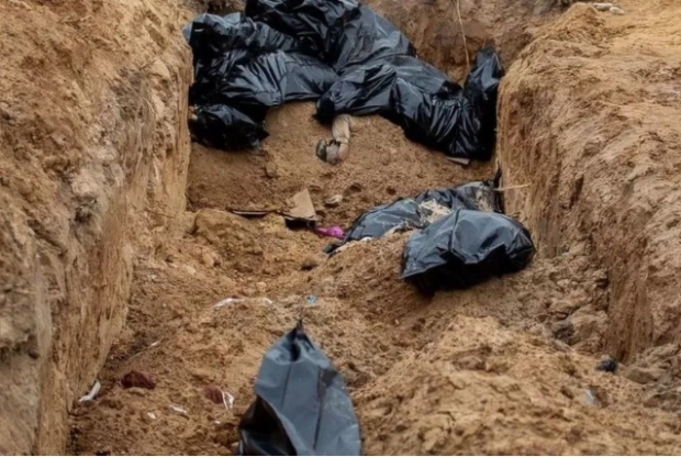 러시아군이 물러간 부차의 한 교회 앞마당에서는 시신 여러 구가 집단으로 묻힌 구덩이가 발견됐다. BBC 캡처