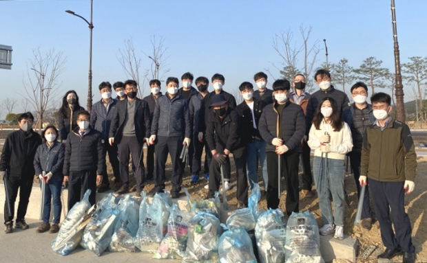 경주시 상수도과가 지난 2일 경주 관문인 나정교와 탑동 형산강 일대에서 봄맞이 환경정화활동을 마친 후 기념촬영을 하고 있다