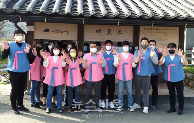 봄철 외암민속마을을 찾는 관광객들을 위해 아산시 문화유산과 직원들이 산뜻한 이미지의 한복차림으로 손님을 맞이하고 있다.