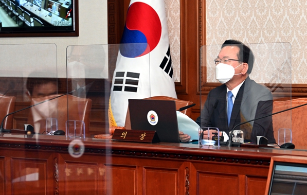 김부겸 국무총리가 8일 서울 세종로 정부서울청사에서 열린 코로나19 중대본 회의에서 발언하고 있다. 국무조정실 사진
