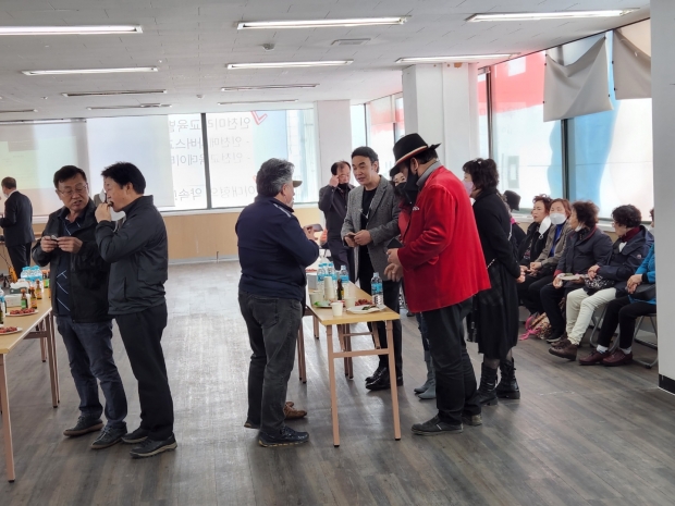 개소식이 있는 날 건물 8층에서 일부 지지자들이 다과회를 가졌다.