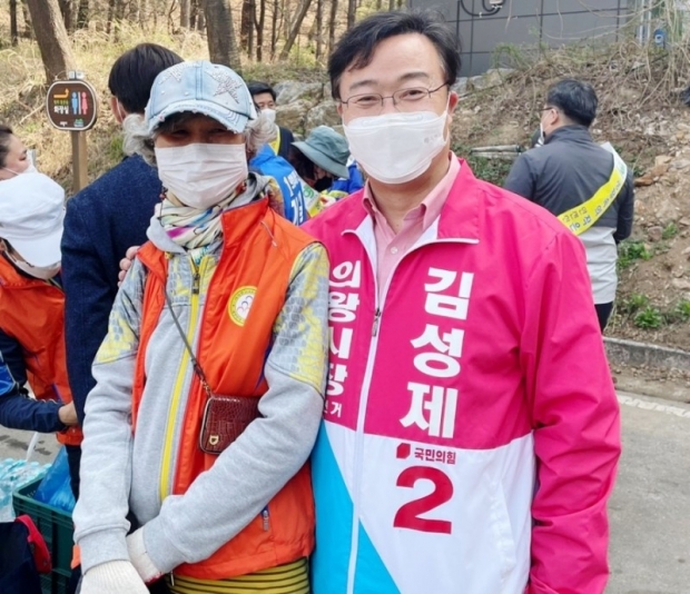 다사랑봉사단원과 기념촬영