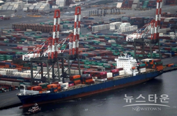 FRB는 경제가 과열해 가는 것을 저지하려고 하지 않았다. 유럽 각국 정부는 유럽이 러시아산 천연가스에 의존해 가는 것을 묵인했다.