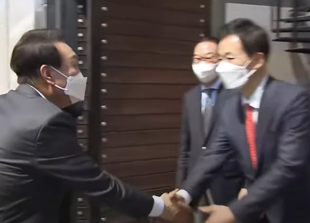 윤석열 대통령 당선인이 12일 오후 박근혜 전 대통령을 예방하기 위해 대구 달성군 유가읍에 있는 박 전 대통령의 사저에 도착해 유영하 변호사와 악수하고 있다. TV 화면 캡처.