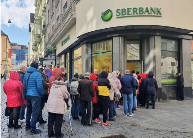러시아 최대금융기관 '스베르방크(Sberbank)' 영업점에 돈을 찾으려는 이용객들이 몰려있다.