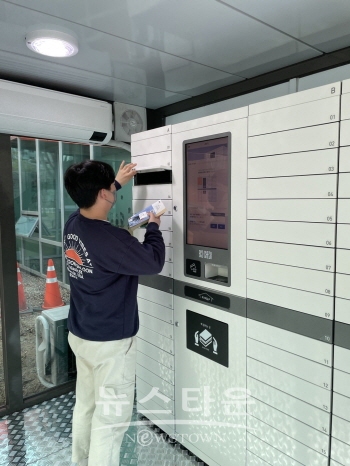 무인 예약 도서대출 서비스 진행 모습