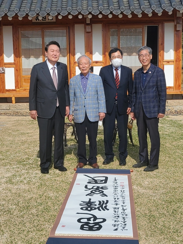 윤석열 대통령 당선인, 심천 한영구 서예가(왼쪽 두번째), 주낙영 경주시장(왼쪽 세번째)와 휘호 선물을 받고 기념포즈를 하고 있다