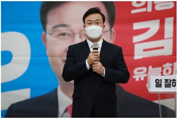 김성제 의왕시장 예비후보는 15일 본인의 선거캠프에서 긴급 성명서를 발표하고 있다