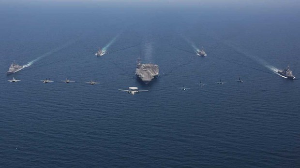 12일 미 해군 항모강습단과 일본 해상자위대가 동해에서 연합훈련을 실시하는 모습. 미7함대 제공