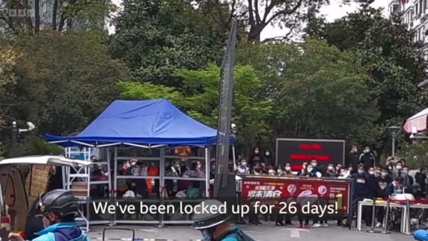 코로나19의 범람 속에서 엄격한 도시봉쇄(Lockdown) 조치 속의 인구 2500만 명의 중국의 금융 수도인 상하이의 모습이다. 먹을 없다는 절규이다.