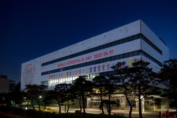 GC녹십자는 경기도 용인 R&D센터 미디어파사드에 ‘세계 혈우인의 날’을 기념하는 이미지를 게재했다.