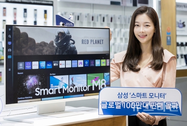 삼성전자 모델이 서울 서초동에 위치한 삼성전자 홍보관 딜라이트에서 출시 약 16개월만에 ‘밀리언셀러’에 등극한 스마트 모니터를 소개하고 있는 모습 / 사진 : 삼성전자