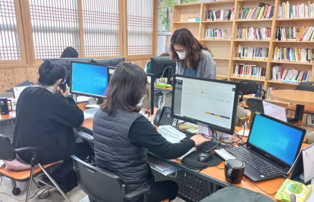 경주시가 소상공인 손실보상금 지원 신청을 받고 있는 모습