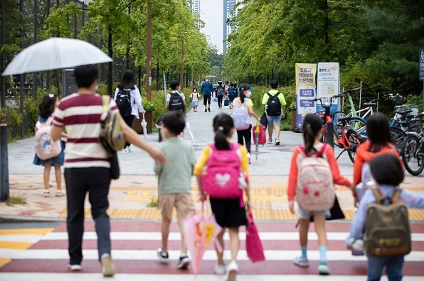 세종특별자치시 새롬초등학교 학생들이 등교하고 있는 모습. 문화체육관광부 사진