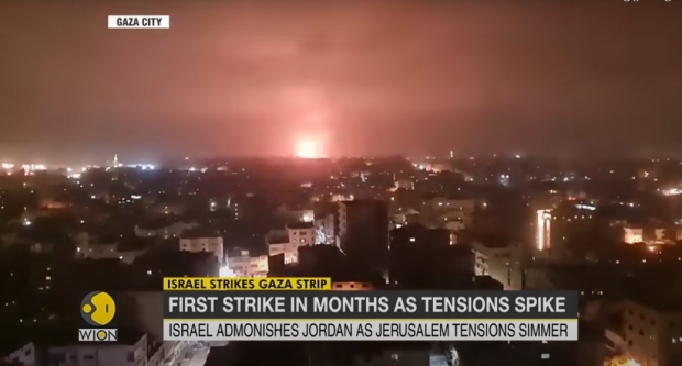 목격자들은 “이번 공격으로 가자지구 중부에 위치한 알부레이(al-Bureij) 난민촌에 있는 여러 가옥이 피해를 입었다”고 말했다./  사진 : WION 뉴스 영상 캡처