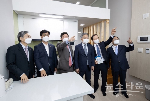 21일 경상북도 구미시에 위치한 ‘삼성 희망디딤돌’ 경북센터에서 관계자들이 자립준비 청소년이 거주할 공간을 둘러보고 있다. (왼쪽부터 조흥식 사랑의열매 회장, 김영식 국민의힘 국회의원, 구자근 국민의힘 국회의원, 강성조 경상북도 행정부지사, 박학규 삼성전자 경영지원실 사장, 김홍기 경상북도 아동복지협회 회장)/사진 : 삼성전자