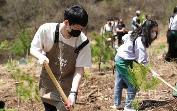 태양의숲 9호 조성행사에서 참석자들이 식수를 하는 모습