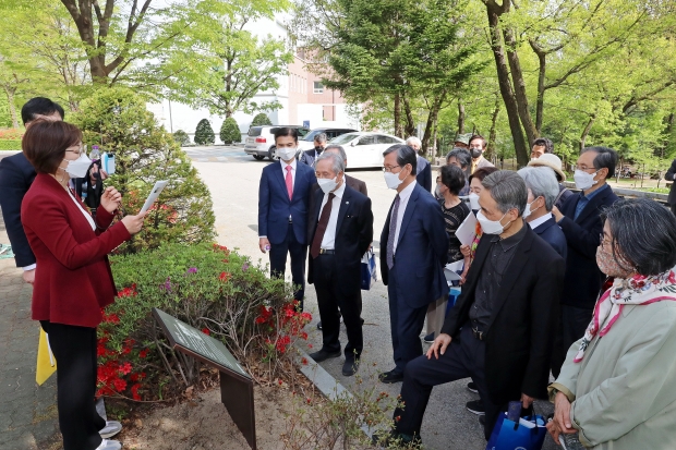 신지연 대외협력처장(왼쪽)의 인솔에 따라 옛터 기념비를 둘러보고 있다.