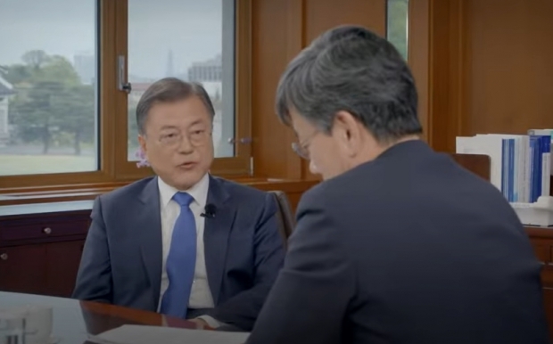 문재인과 손석희의 '대담, 문재인의 5년'.