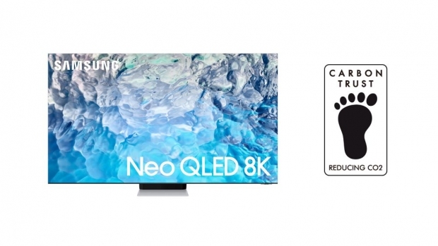 영국 카본 트러스트로부터 ‘탄소 발자국-탄소저감인증’을 획득한 삼성 Neo QLED 8K 모델과 인증 로고 이미지/ 사진 : 삼성전자