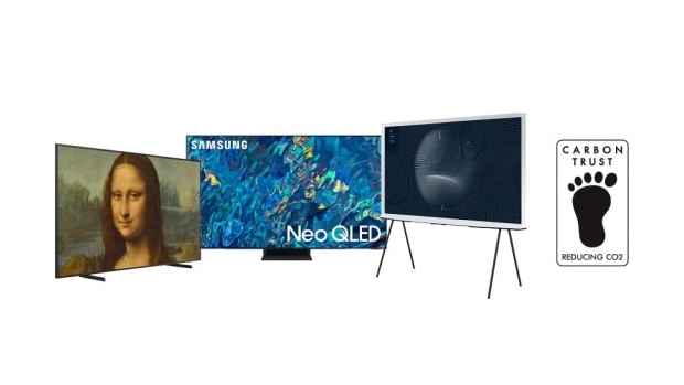 영국 카본 트러스트로부터 ‘탄소 발자국-탄소저감인증’을 획득한 삼성 Neo QLED 8K 모델과 인증 로고 이미지/ 사진 : 삼성전자