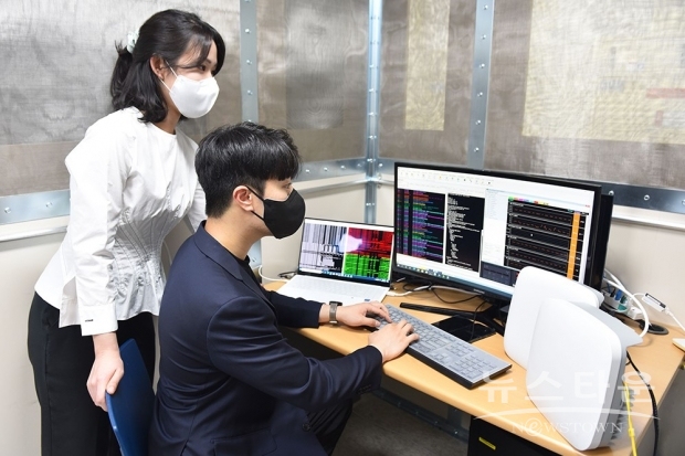 수원에 위치한 오픈 테스트 랩에서 이음 5G 전용 장비 성능 검증 / 사진 : 삼성전자