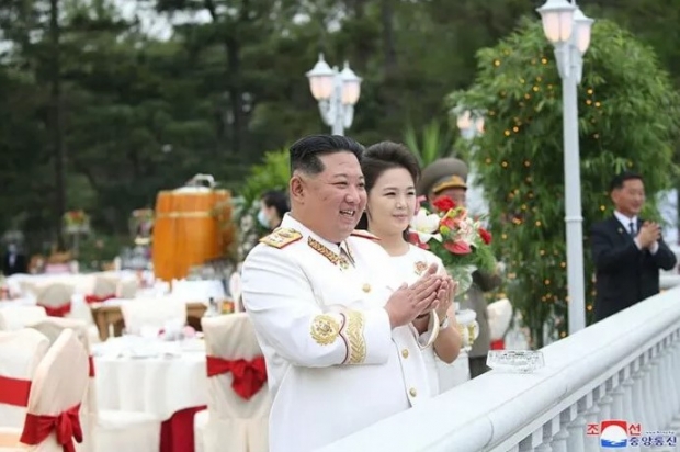 북한이 이 같이 잦은 도발을 하는 것은 대남, 대미 메시지 관리이기도 하지만, 북한이 국방력 강화성과를 내세우면서 내부 결속을 다지는 의도도 있는 것으로 풀이된다.  / 사진 : 4월 25일 조선인민혁명군 창건 90주년 김정은과 부인 리설주 / 유튜브 캡처