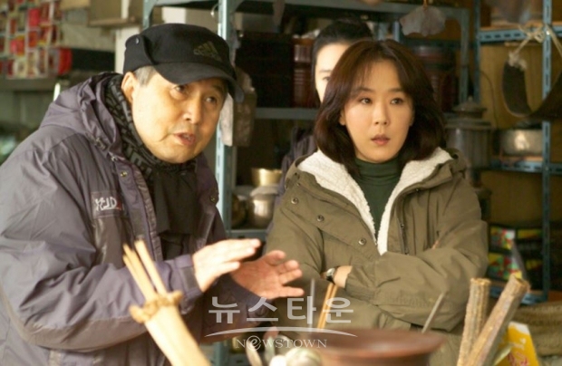 강수연이 가장 최근에 출연한 임권택 감독의 장편 극 영화 '달빛 길어 올리기' ㅎ촬영장