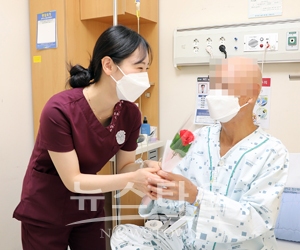 어르신 환자들에게 카네이션 드리기 행사
