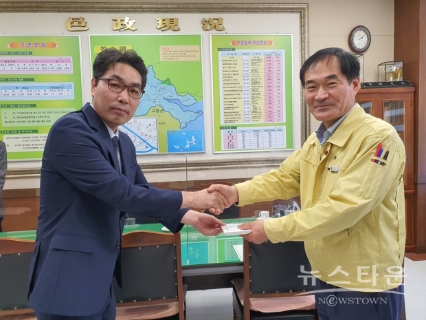 왼쪽 장양교회 이강진 목사, 오른쪽 선남규 벌교읍장에게 성금 전달