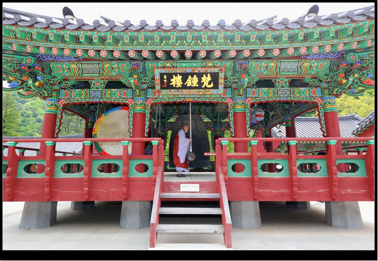 ‘백담사’ 부처님오신날 법요식