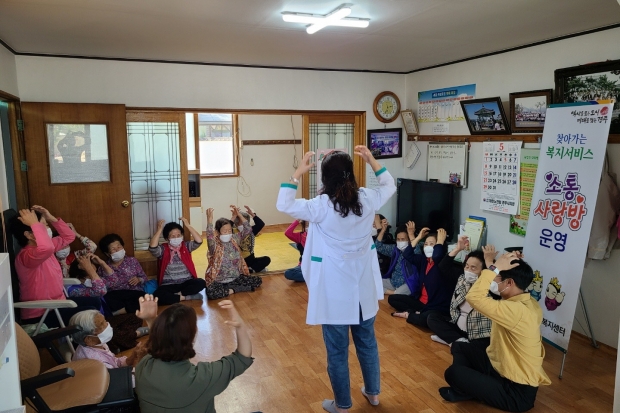 4일 괘릉경로당 어르신들이 음악에 맞춰 건강 체조를 하고 있다.