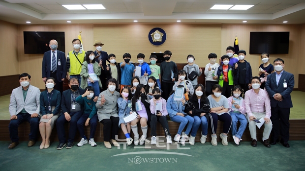 5월 10일 오전 미래의 새싹인 청양초등학교 학생 25명과 인솔교사 3명이 청양군의회를 방문했다.