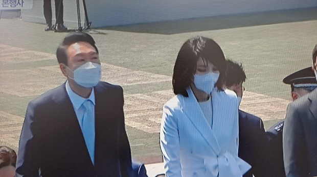 윤석열 대통령과 부인 김건희씨가 취임식 단상으로 올라오고 있다 / 사진 : YTN화면 캡처