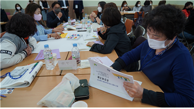 인천시사회서비스원이 최근 부평구에서 마련한 5기 지역사회보장계획 수립 워크숍에서 분과별로 시민들이 회의를 하고 있다.