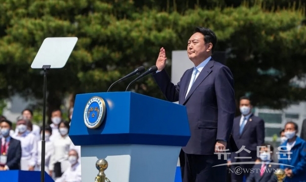 중국은 취임식에 왕치산 국가부주석을 파견했다. 부총리급 참석이 많았던 과거의 예보다 격상됐다. 왕치산 부주석은 취임식 후 윤 대통령은 만나 시진핑 주석의 친서를 전달한 뒤 협력을 강화하고, 민감한 문제를 타당하게 처리할 것을 촉구했다. 사드 문제로 못을 박은 것으로 보인다. / 사진 : 이탈리아뉴스투데이 비디오 캡처