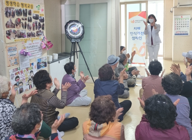경주시치매안심센터와 주택관리공단 경주금장관리소가 지난 6일 금장주공아파트 경로당을 방문해 치매인식개선 및 예방 캠페인을 진행하고 있다.