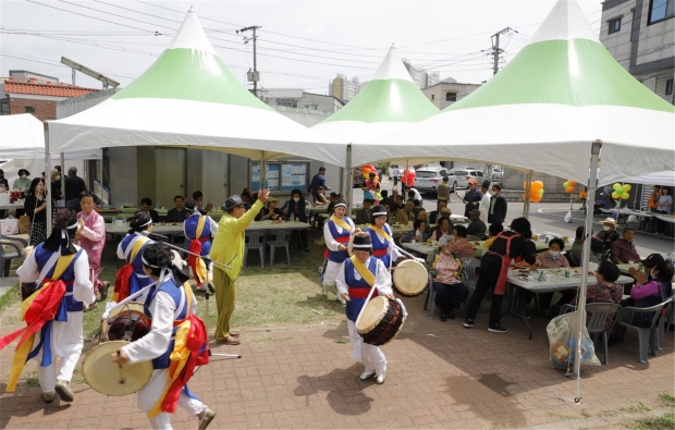 지난 7일 열린 ‘갓뒤마을 어르신들을 위한 경로잔치 및 써레술 나누기 전통풍습 재현’ 행사에서 참석 어르신 모두가 그 감흥을 되살려 즐거운 한 때를 보내고 있다