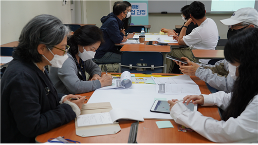 인천고령사회대응센터와 청운대 고령친화산업혁신센터가 마련한‘고령친화산업 디지털 전환 포뮬러 창업 과정’참가자들이 지난 9일 청운대에서 실전 실습 강의를 듣고 있다.