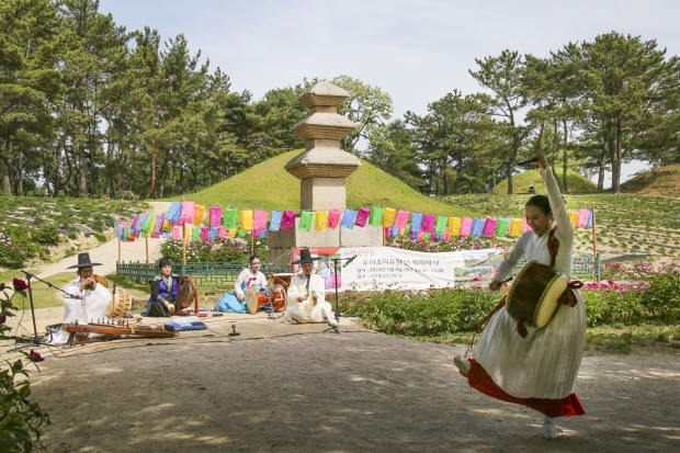 지난해 서악동 삼층석탑 앞 작약꽃밭에서 개최된 음악회 모습