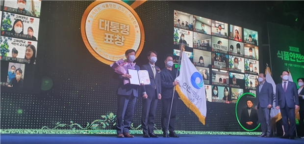 △ 5월 13일 ‘제21회 식품안전의 날’을 맞아 aT센터에서 열린 기념식에서 인천시가 대통령상을 수상했다.
