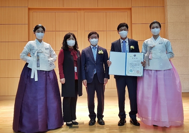 경주에서 천연기념물 ‘월성 육통리 회화나무’ 보존에 노력해 온 안강읍 육통1리 김상동(왼쪽 네 번째) 이장이 위촉장을 받은 뒤  김현모 문화재청장(가운데)과 기념사진을 찍고 있다