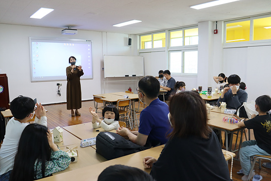 창원시  주남환경학교 동아리 초록아띠는 업사이클링 제품을 만드는 시간을 가졌다(사진=창원시)
