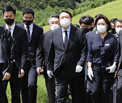 2021년 5월 17일 5.18묘지에 방문한 윤석열 대통령