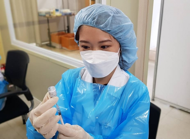 경주시 의료진이 백신접종을 준비하고 있는 모습