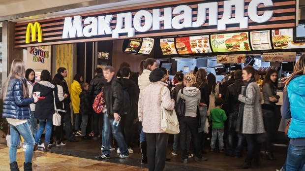 우크라이나 침략 전쟁으로 러시아에서 철수를 한 미국의 멕도널드 / 사진 : 유튜브 캡처