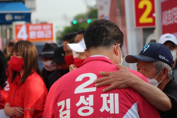 김성제 국민의힘 의왕시장 후보가 19일 공식선거운동 발대식을 갖고 출마의 변 연설 후 연단에서 내려 시민의 격려를 받고 있다..