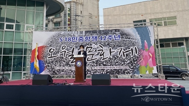 유미자 강진군수 권한대행이 기념식에서 추념사를 하고 있다. / 사진 : 강진군청