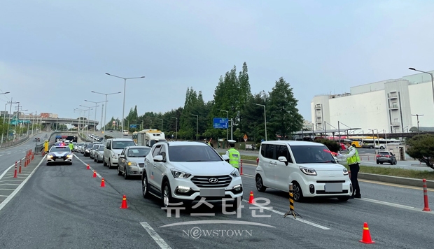 천안서북경찰서가 5월 20일 오전 출근 시간대 불시 음주운전 단속을 실시했다. 단속을 시작한 지 불과 10분 만에 1명이 적발되었고, 뒤이어 3명이 적발됐다.