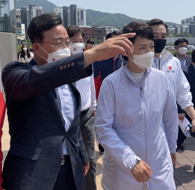 김성제 의왕시장 후보가 21일 김은혜 경기도시사 후보에게 백운종합병원 건립에 관해 설명하고 있다.